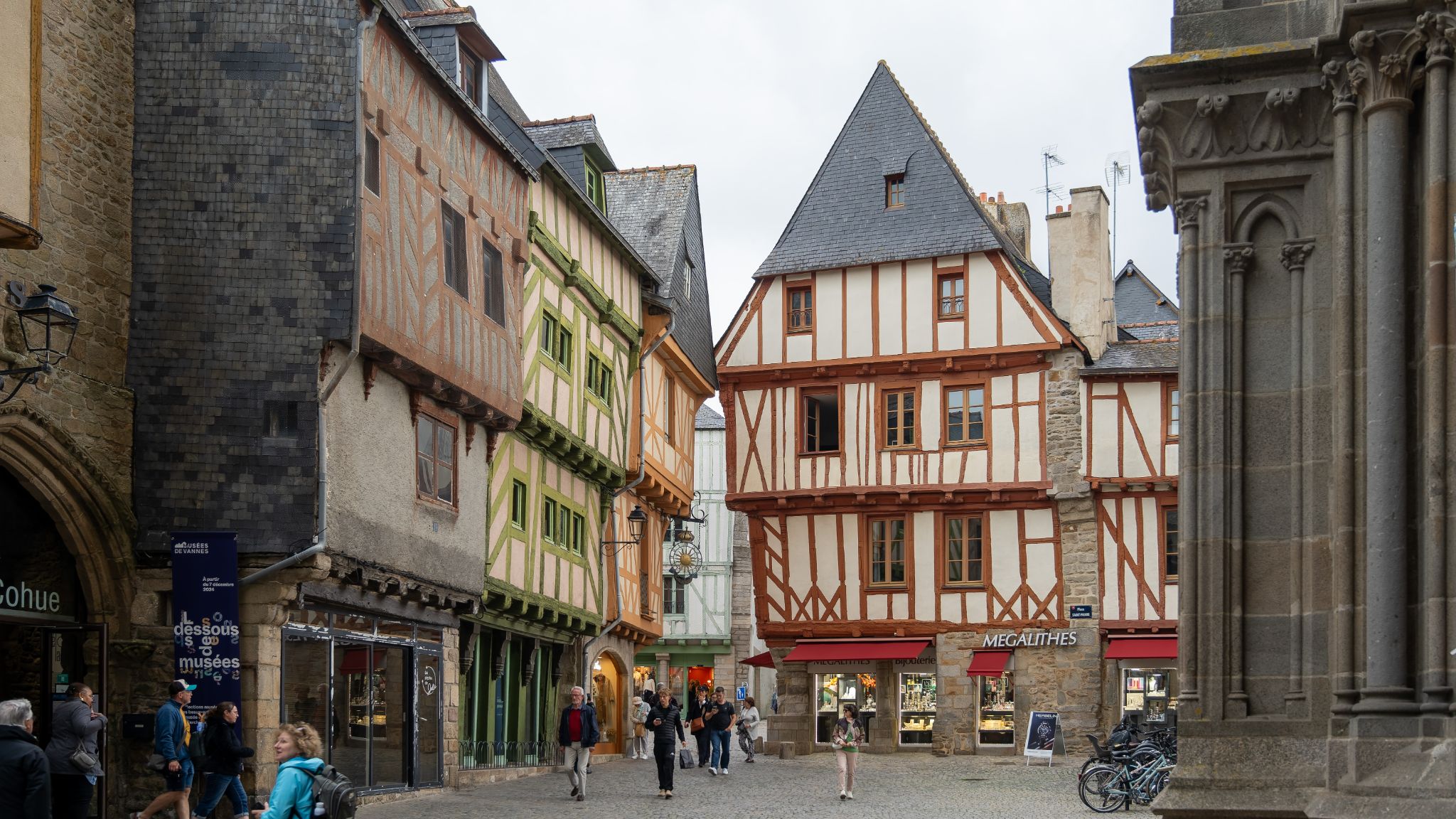 Der Place Henri-IV ist ein  quadratischer Platz unweit der Kathedrale im historischen Stadtkern, umgeben von farbigen Fachwerkhäusern aus dem 15./16. Jahrhundert mit fast berührenden Dächern.